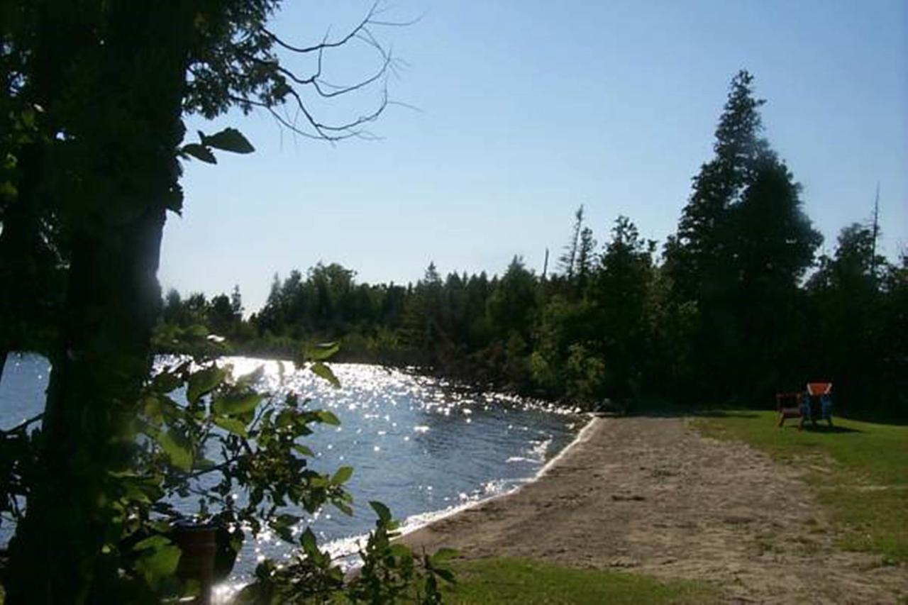 Wee Point Resort Manitowaning Екстер'єр фото